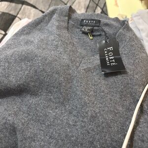 New Forte men’s cashmere  v-neck sweater